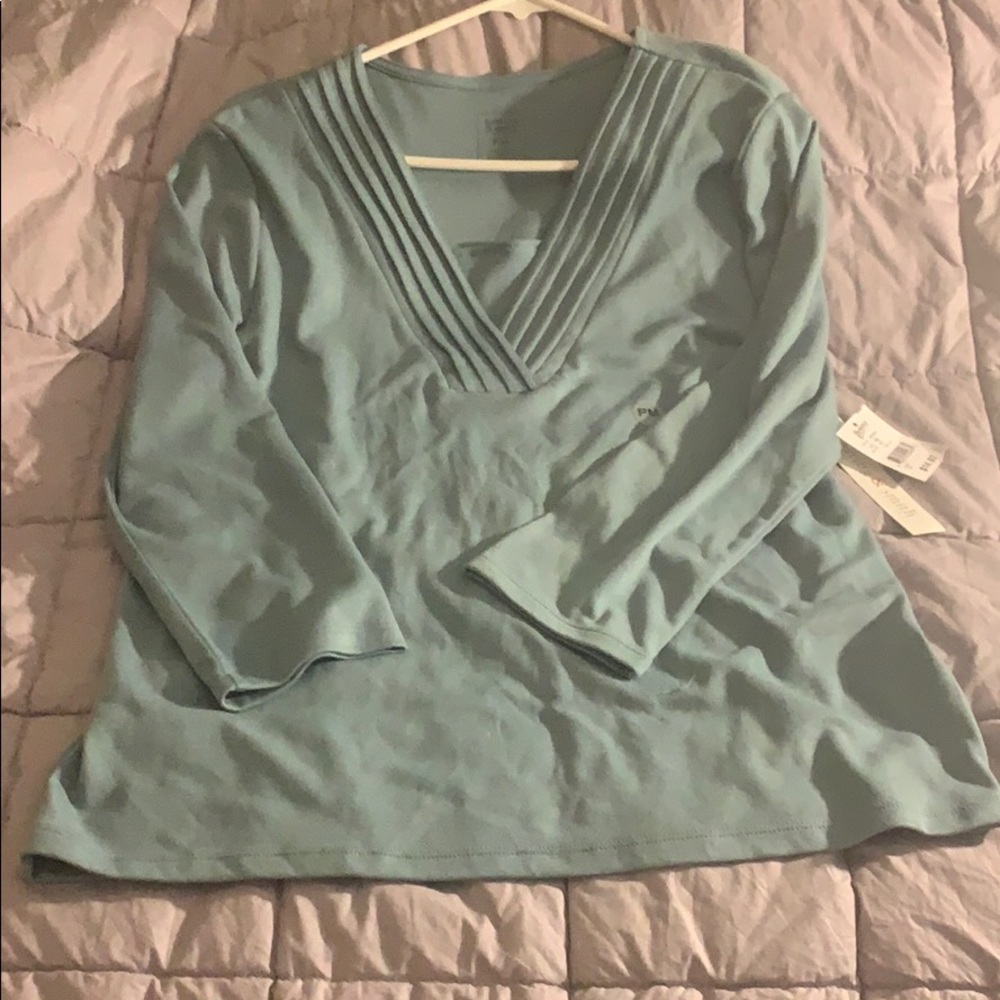 *SOLD** Women’s light green long sleeve shirt.